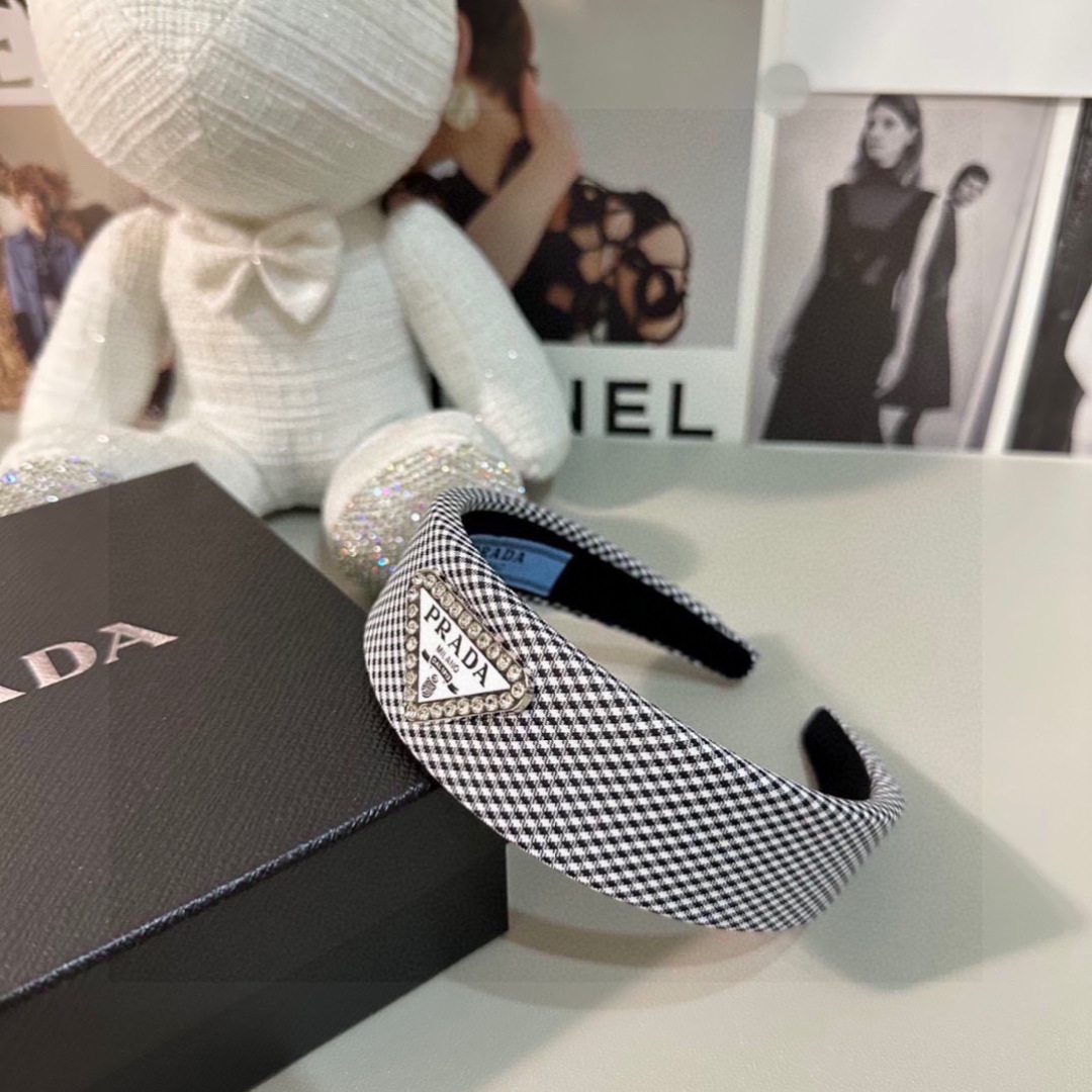 配专柜包装
PRADA（普拉达）最新千鸟格发箍
小仙女入手
特殊材质 不嘞头
可盐可甜～