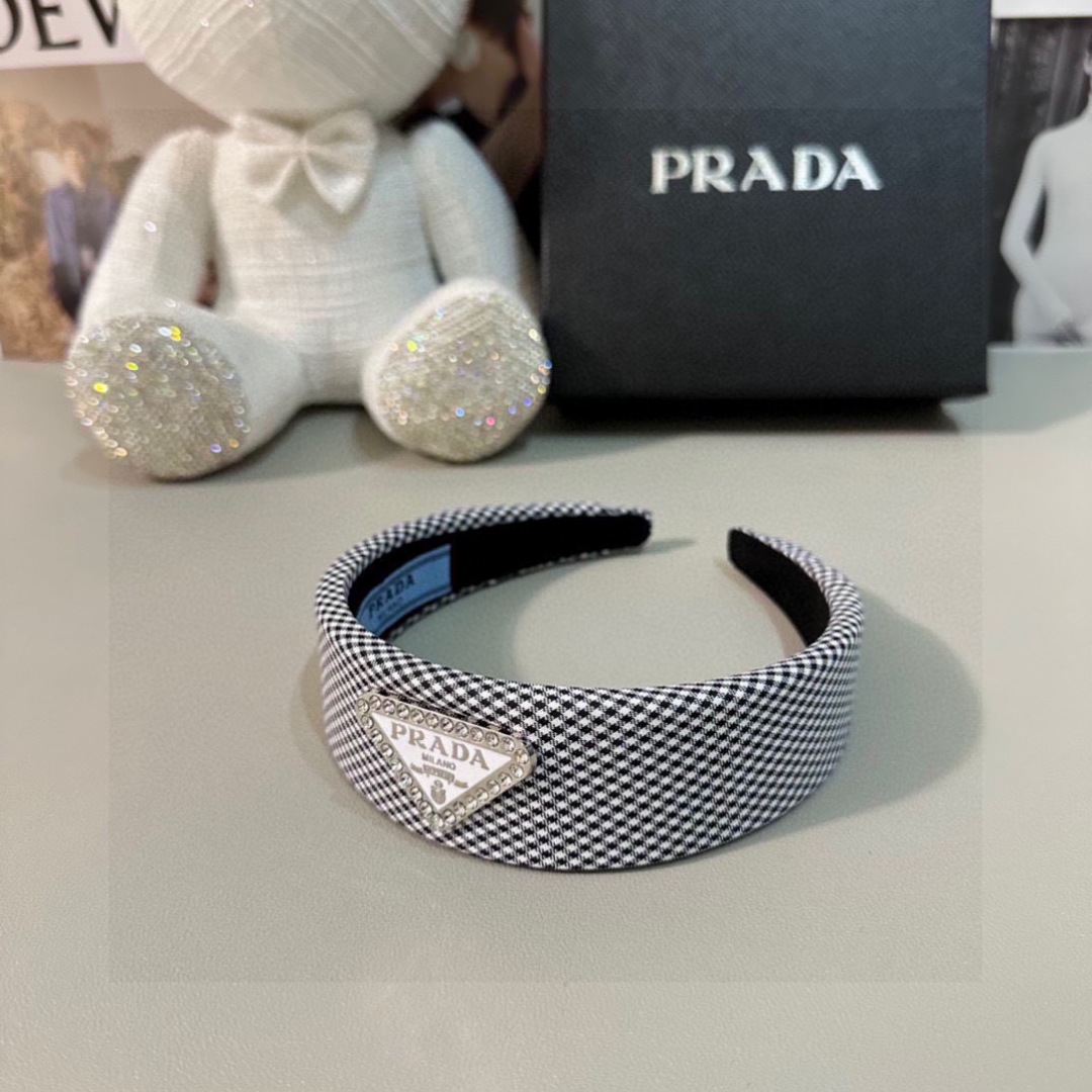 配专柜包装
PRADA（普拉达）最新千鸟格发箍
小仙女入手
特殊材质 不嘞头
可盐可甜～
