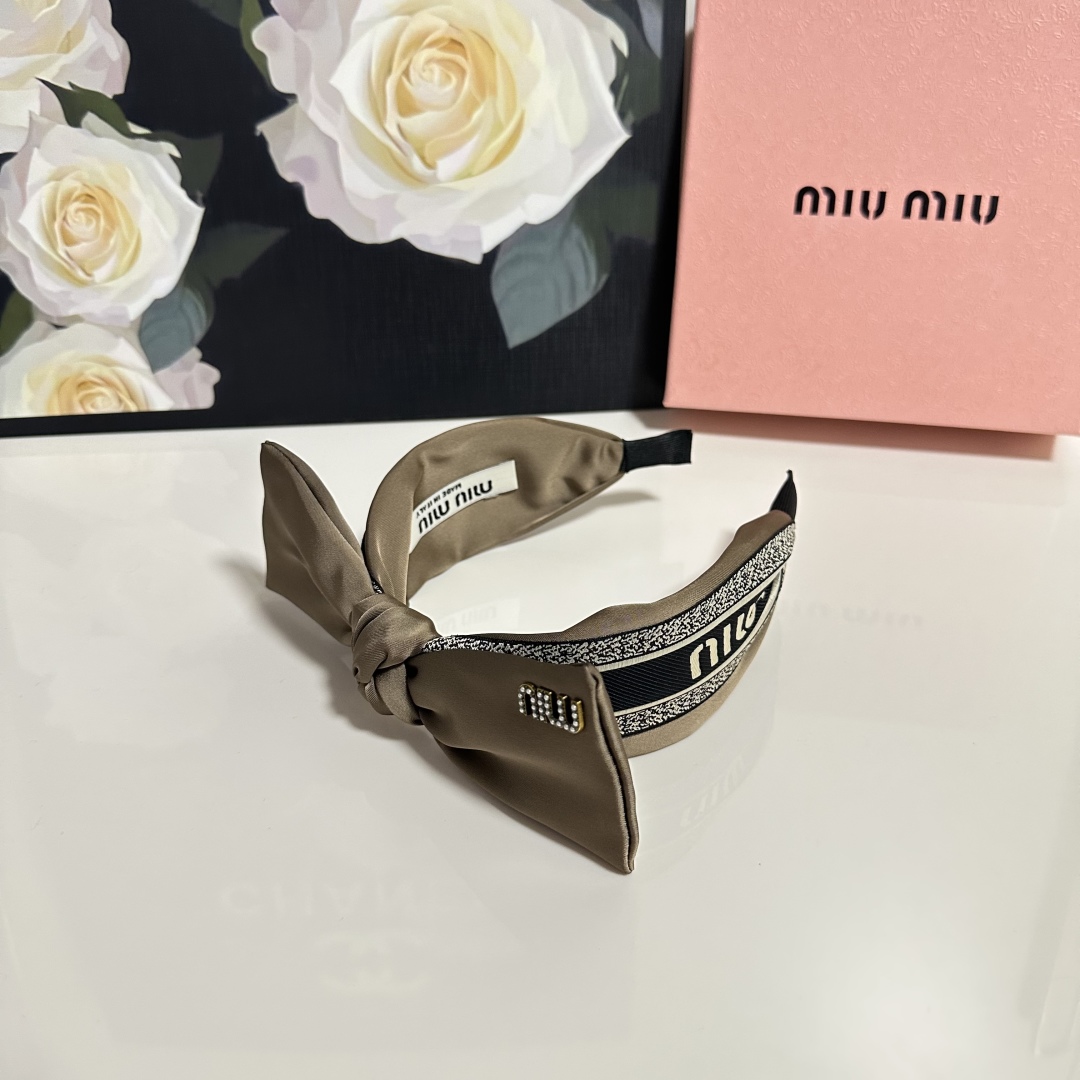  配专柜包装
MiuMiu（缪缪）最新发箍
小仙女快入手
特殊材质 不嘞头
可盐可甜～