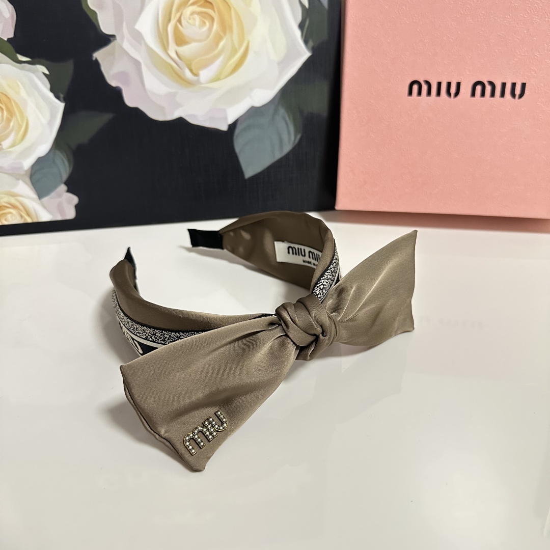  配专柜包装
MiuMiu（缪缪）最新发箍
小仙女快入手
特殊材质 不嘞头
可盐可甜～