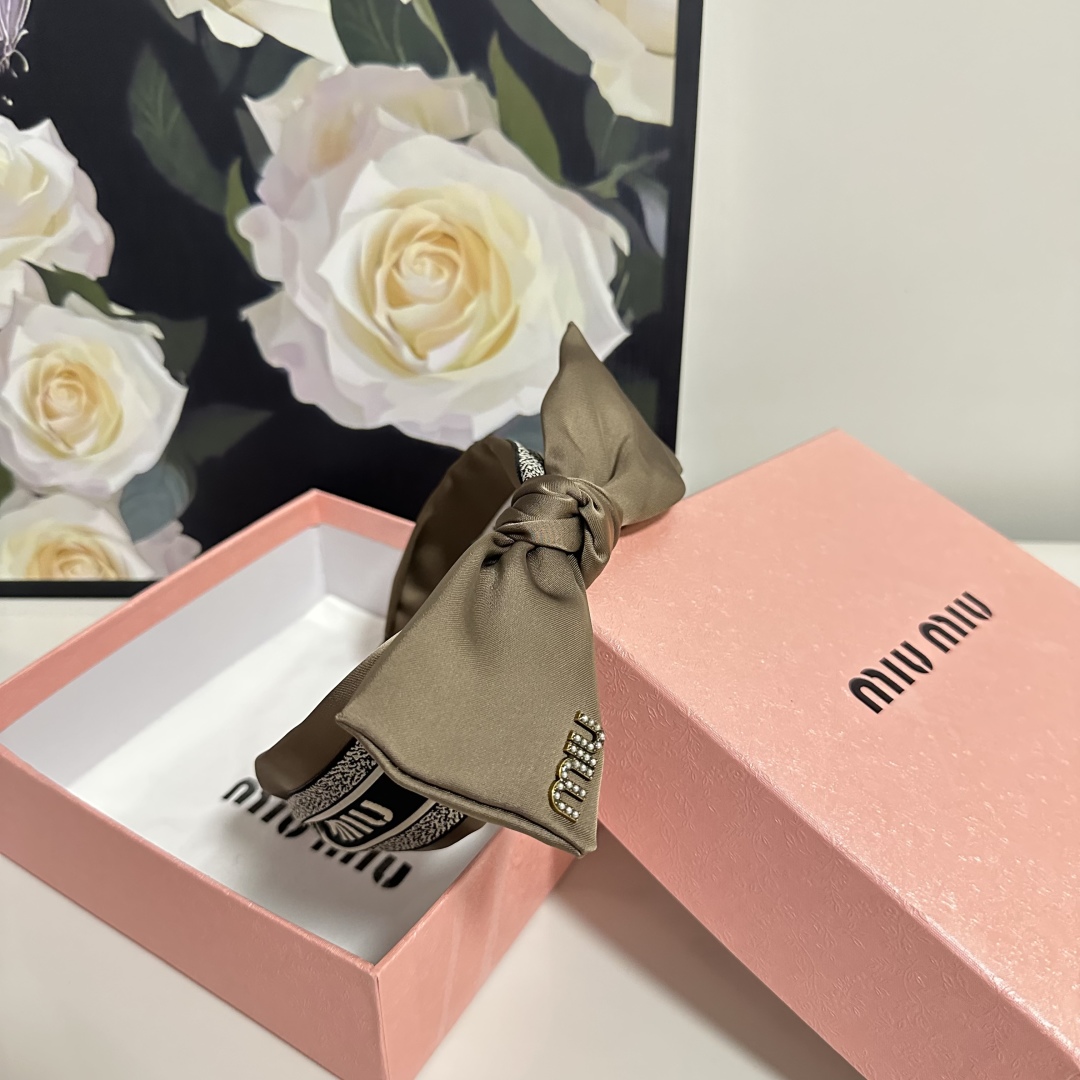  配专柜包装
MiuMiu（缪缪）最新发箍
小仙女快入手
特殊材质 不嘞头
可盐可甜～
