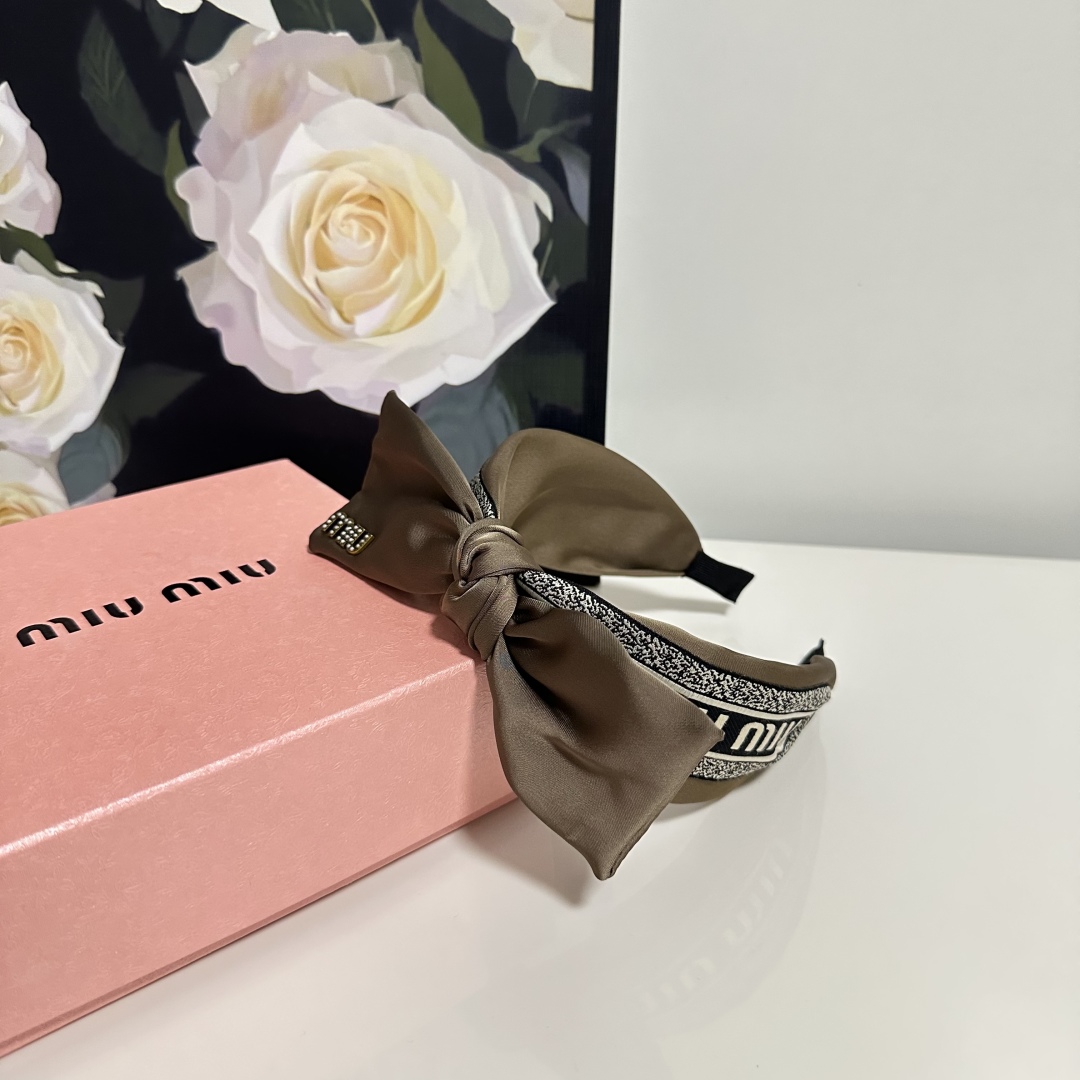  配专柜包装
MiuMiu（缪缪）最新发箍
小仙女快入手
特殊材质 不嘞头
可盐可甜～