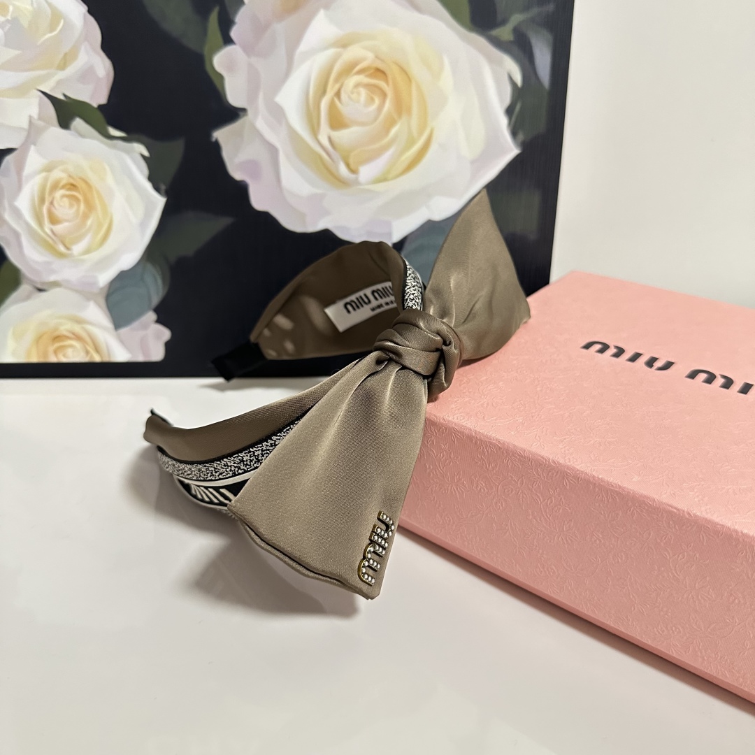  配专柜包装
MiuMiu（缪缪）最新发箍
小仙女快入手
特殊材质 不嘞头
可盐可甜～