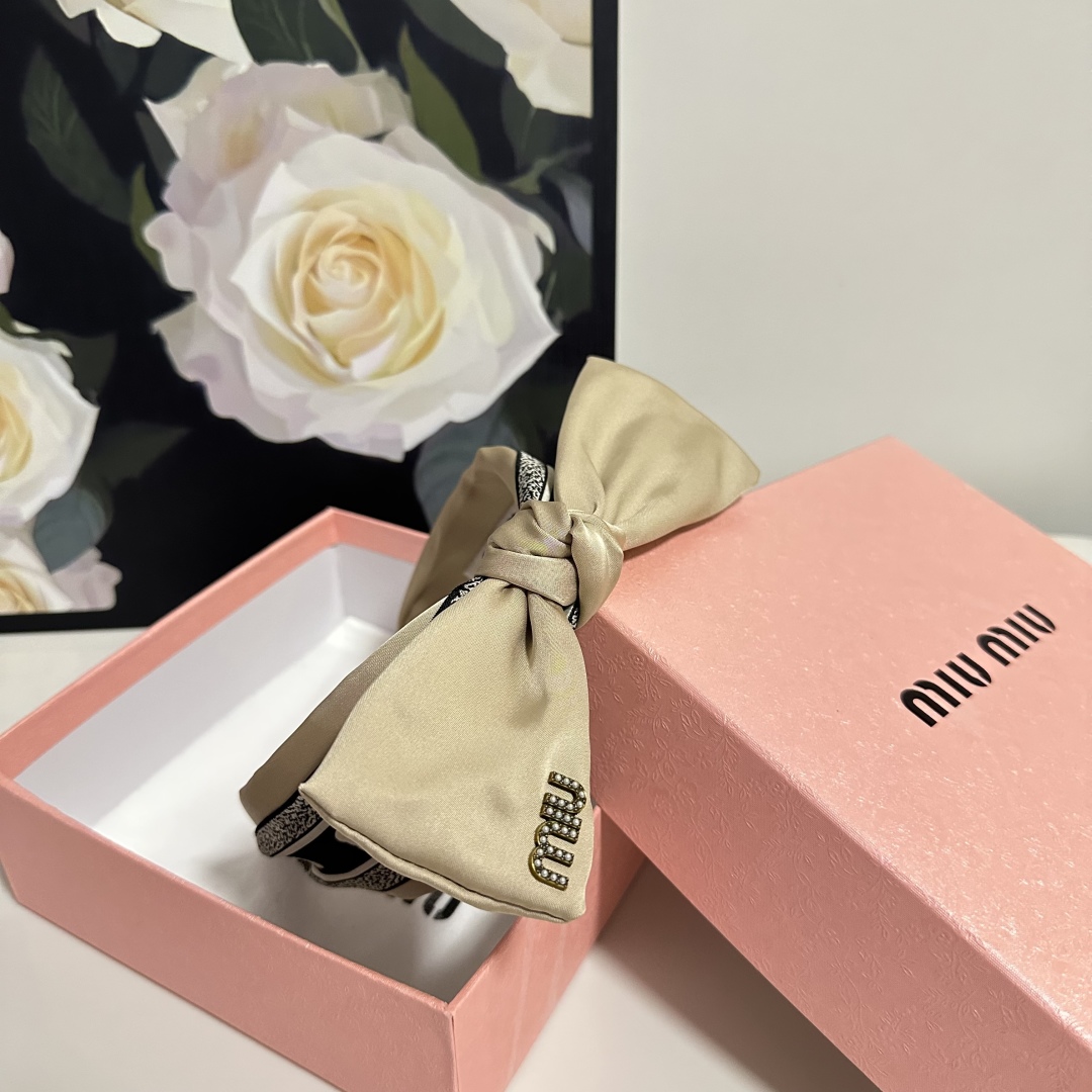  配专柜包装
MiuMiu（缪缪）最新发箍
小仙女快入手
特殊材质 不嘞头
可盐可甜～