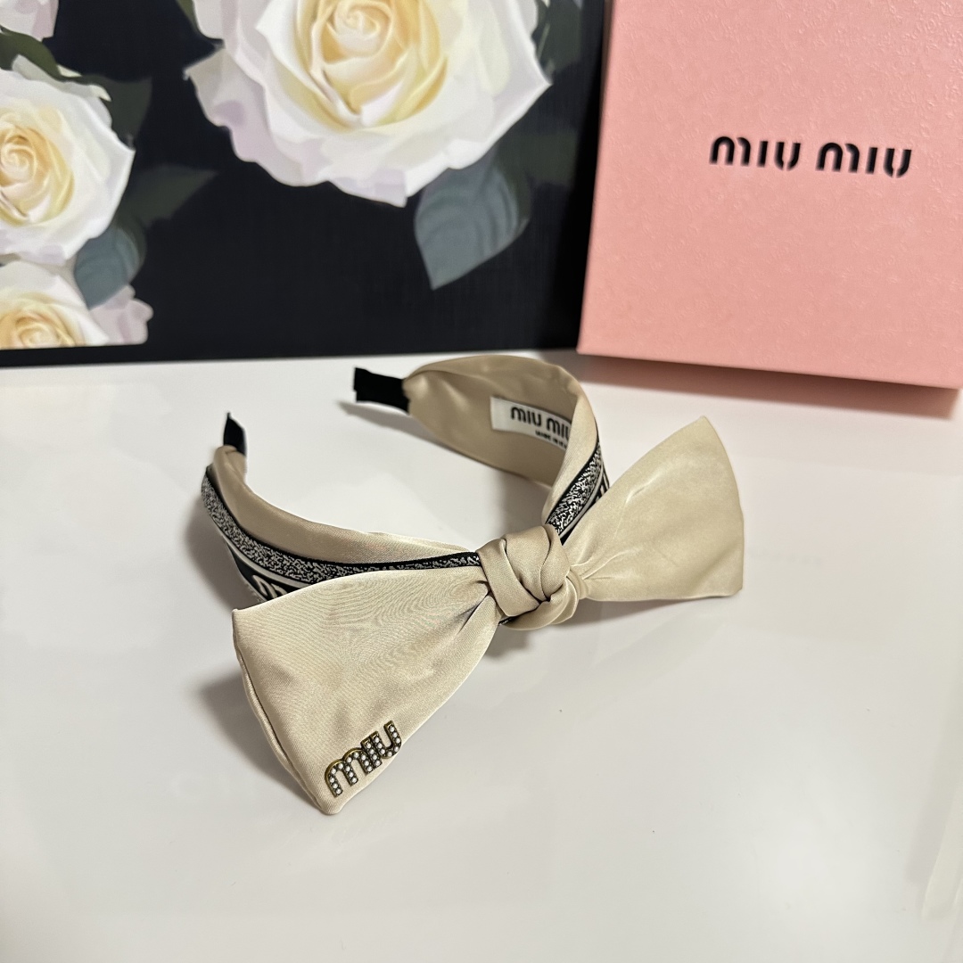  配专柜包装
MiuMiu（缪缪）最新发箍
小仙女快入手
特殊材质 不嘞头
可盐可甜～