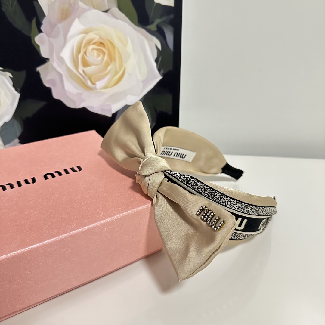  配专柜包装
MiuMiu（缪缪）最新发箍
小仙女快入手
特殊材质 不嘞头
可盐可甜～