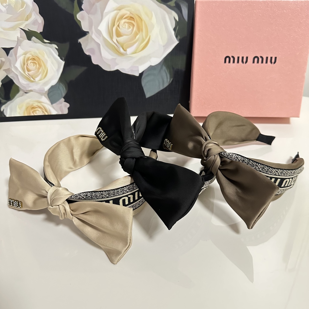  配专柜包装
MiuMiu（缪缪）最新发箍
小仙女快入手
特殊材质 不嘞头
可盐可甜～