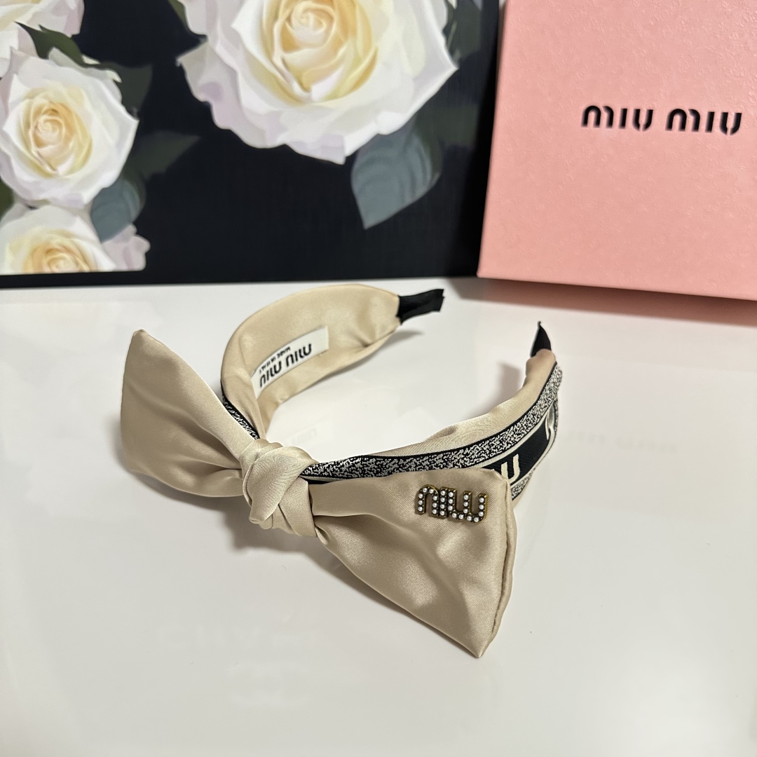  配专柜包装
MiuMiu（缪缪）最新发箍
小仙女快入手
特殊材质 不嘞头
可盐可甜～