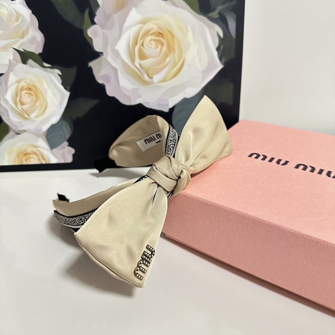  配专柜包装
MiuMiu（缪缪）最新发箍
小仙女快入手
特殊材质 不嘞头
可盐可甜～
