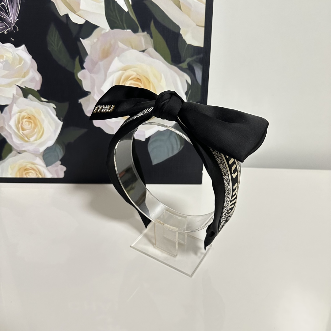  配专柜包装
MiuMiu（缪缪）最新发箍
小仙女快入手
特殊材质 不嘞头
可盐可甜～