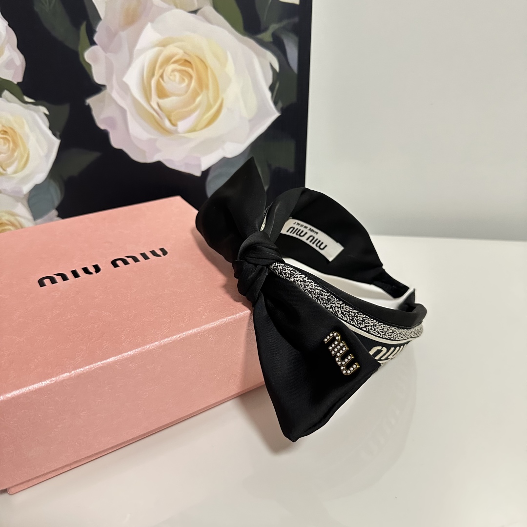  配专柜包装
MiuMiu（缪缪）最新发箍
小仙女快入手
特殊材质 不嘞头
可盐可甜～