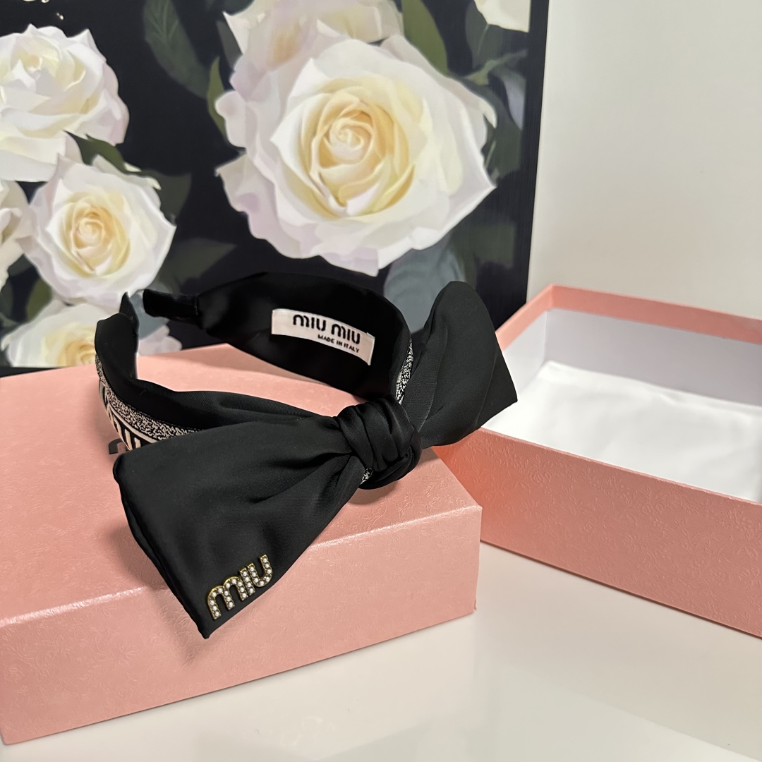  配专柜包装
MiuMiu（缪缪）最新发箍
小仙女快入手
特殊材质 不嘞头
可盐可甜～