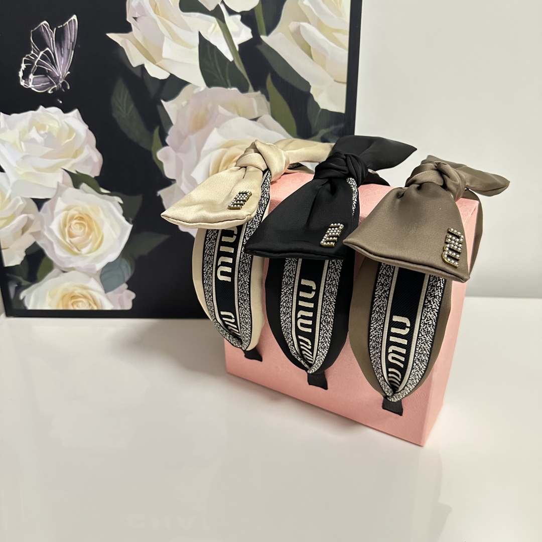  配专柜包装
MiuMiu（缪缪）最新发箍
小仙女快入手
特殊材质 不嘞头
可盐可甜～