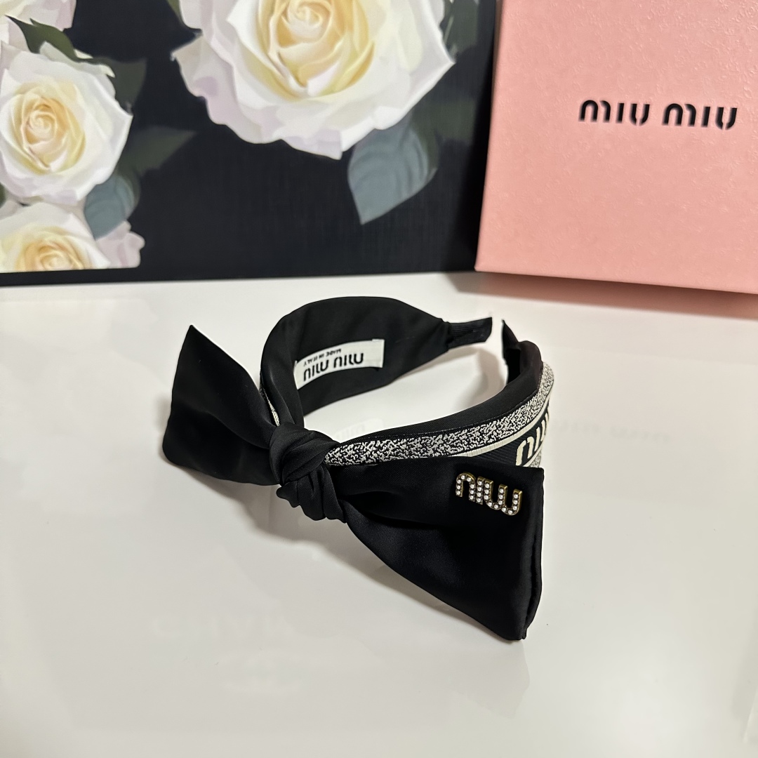  配专柜包装
MiuMiu（缪缪）最新发箍
小仙女快入手
特殊材质 不嘞头
可盐可甜～