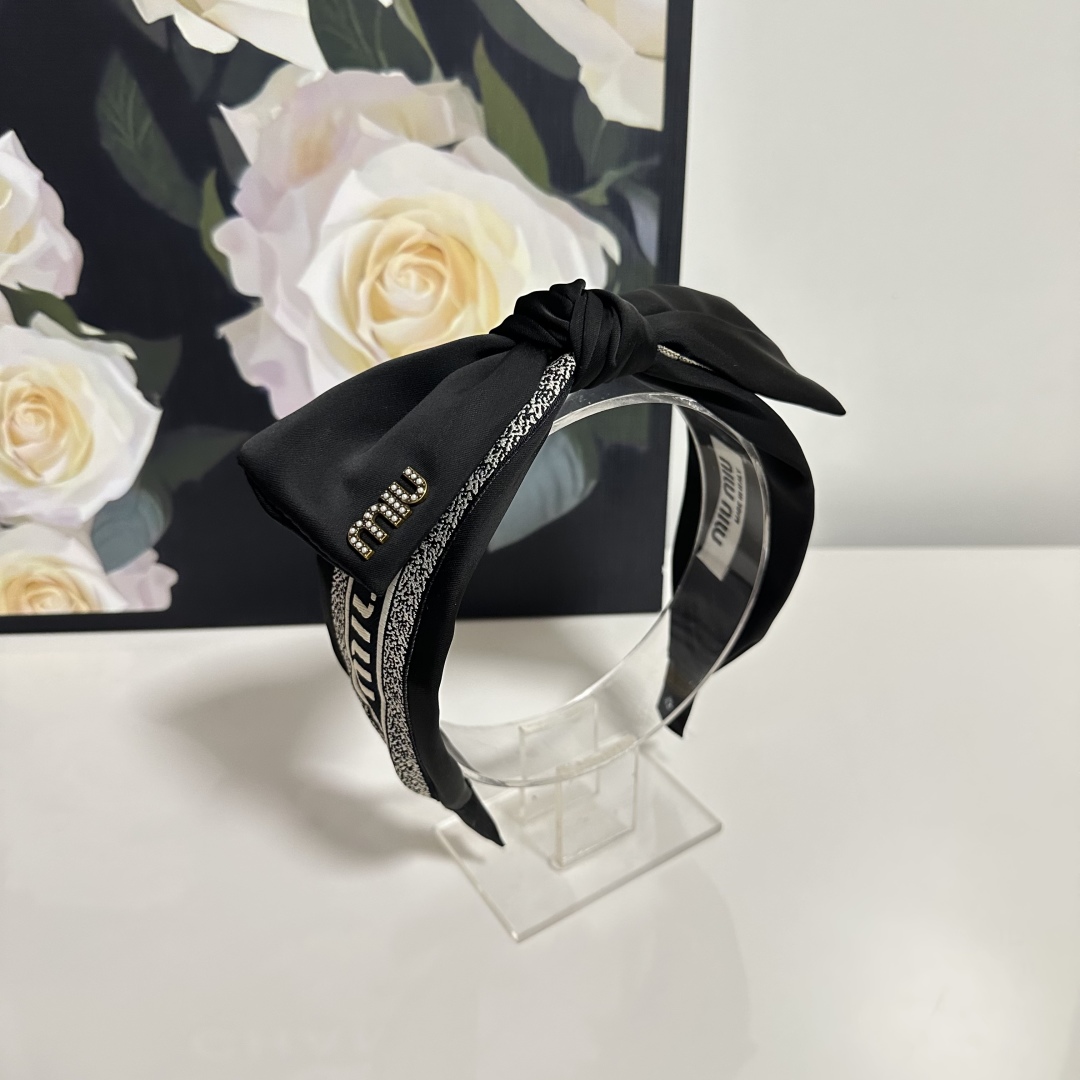  配专柜包装
MiuMiu（缪缪）最新发箍
小仙女快入手
特殊材质 不嘞头
可盐可甜～