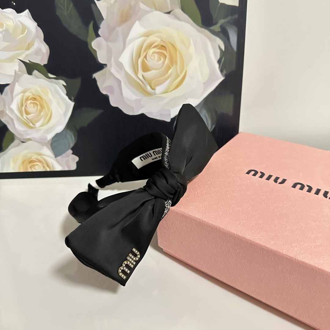  配专柜包装
MiuMiu（缪缪）最新发箍
小仙女快入手
特殊材质 不嘞头
可盐可甜～