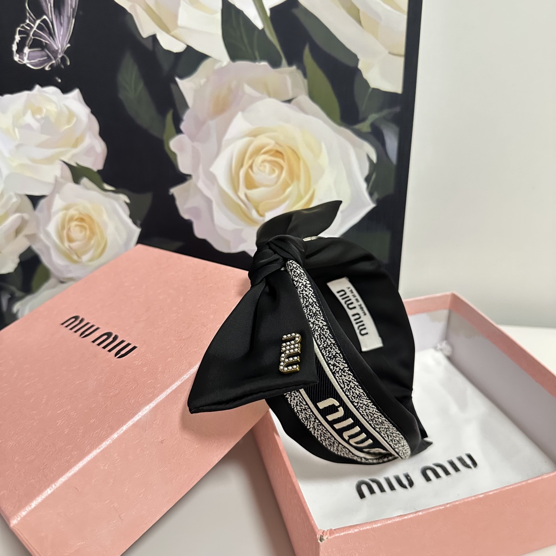  配专柜包装
MiuMiu（缪缪）最新发箍
小仙女快入手
特殊材质 不嘞头
可盐可甜～