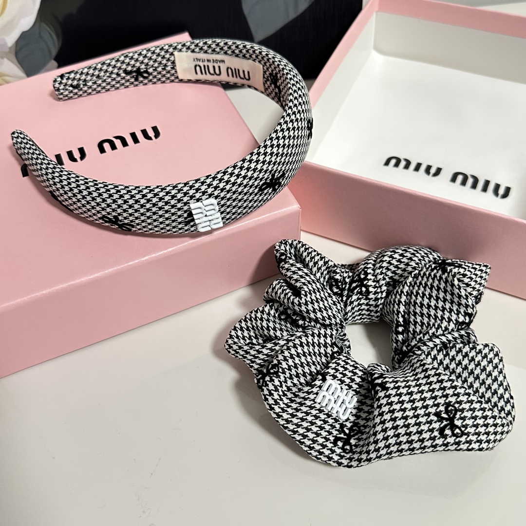  （两件套）配专柜包装 
MiuMiu（缪缪）最新爆款来啦✨💫两件套发箍➕发圈
优雅的girl值得入手 