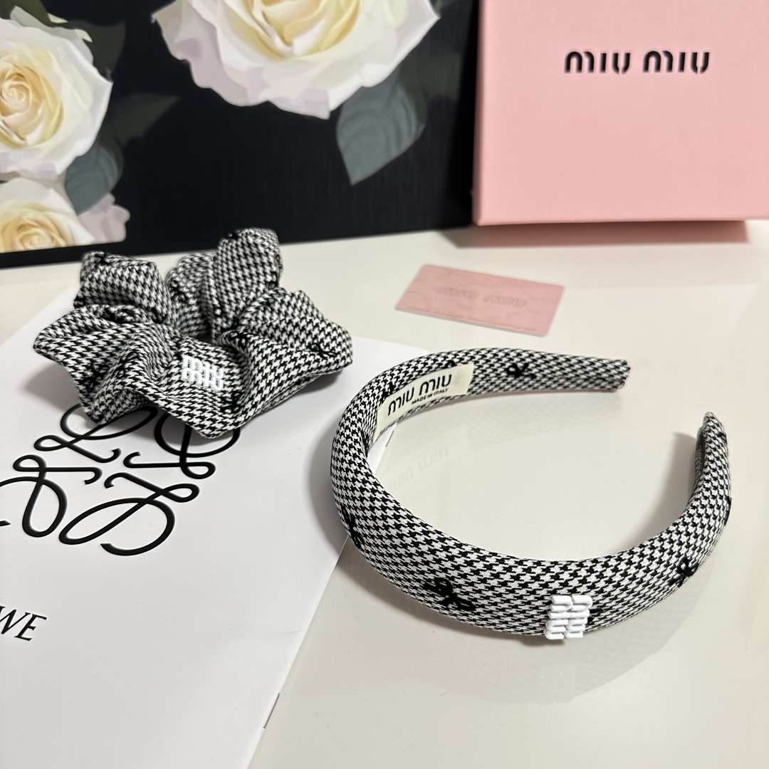  （两件套）配专柜包装 
MiuMiu（缪缪）最新爆款来啦✨💫两件套发箍➕发圈
优雅的girl值得入手 