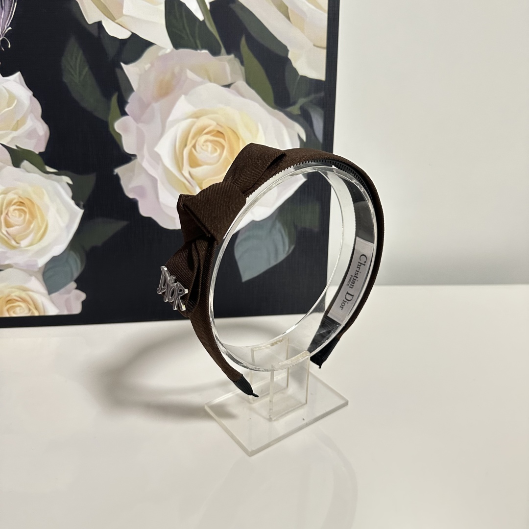 Elegant Two-Set Locker Packing Hair Explosion by MiuMiu for Stylish Girls.