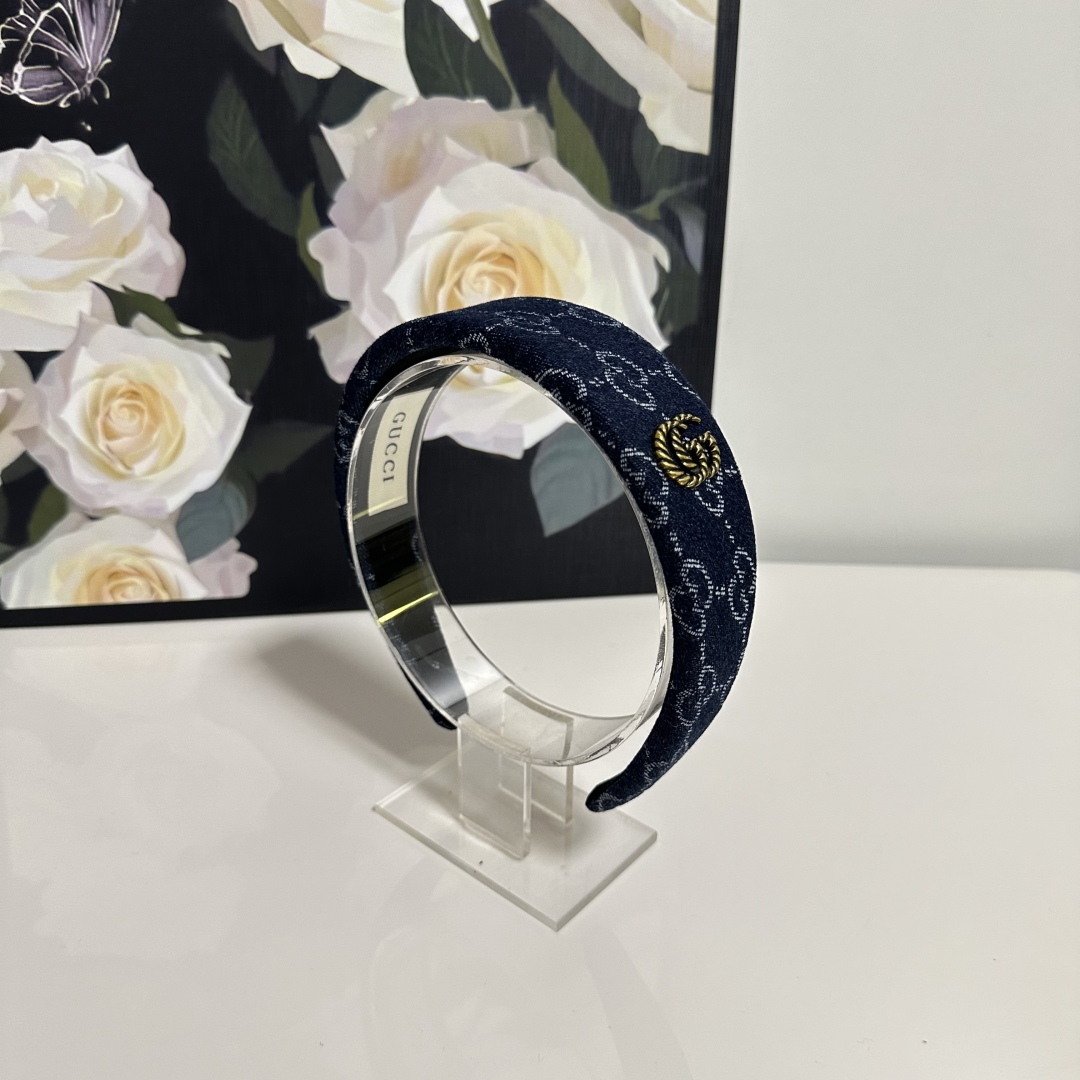  配专柜包装
Gucci（古驰）最新老花发箍
小仙女快入手
特殊材质 不嘞头
可盐可甜～