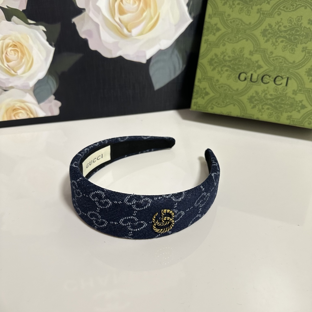  配专柜包装
Gucci（古驰）最新老花发箍
小仙女快入手
特殊材质 不嘞头
可盐可甜～