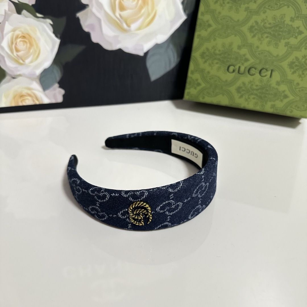  配专柜包装
Gucci（古驰）最新老花发箍
小仙女快入手
特殊材质 不嘞头
可盐可甜～
