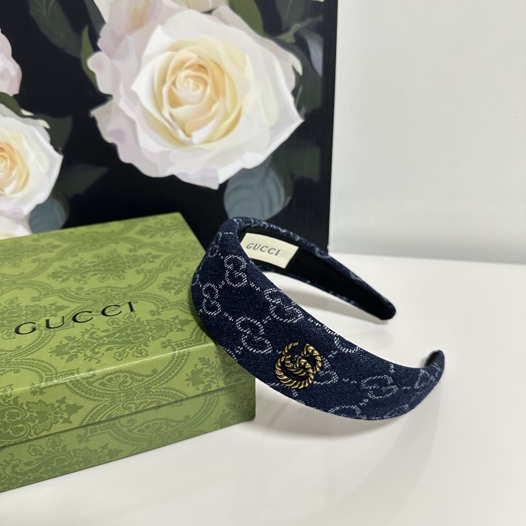  配专柜包装
Gucci（古驰）最新老花发箍
小仙女快入手
特殊材质 不嘞头
可盐可甜～