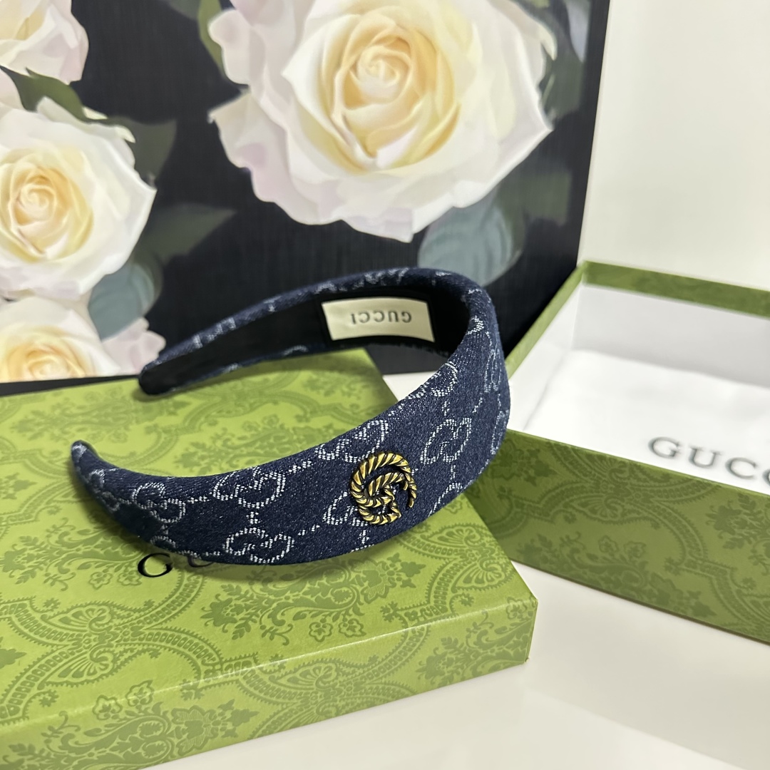  配专柜包装
Gucci（古驰）最新老花发箍
小仙女快入手
特殊材质 不嘞头
可盐可甜～