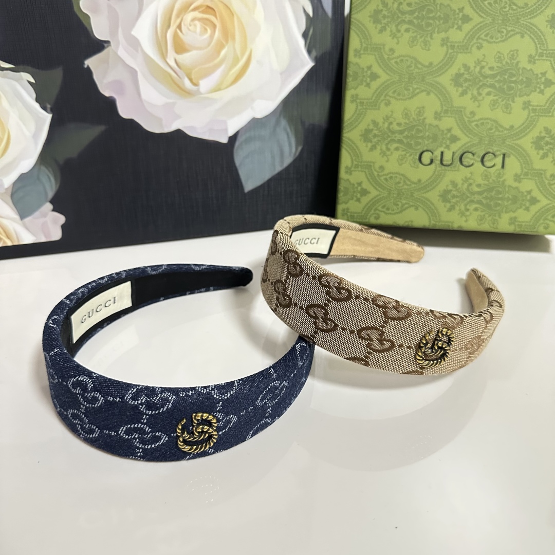  配专柜包装
Gucci（古驰）最新老花发箍
小仙女快入手
特殊材质 不嘞头
可盐可甜～