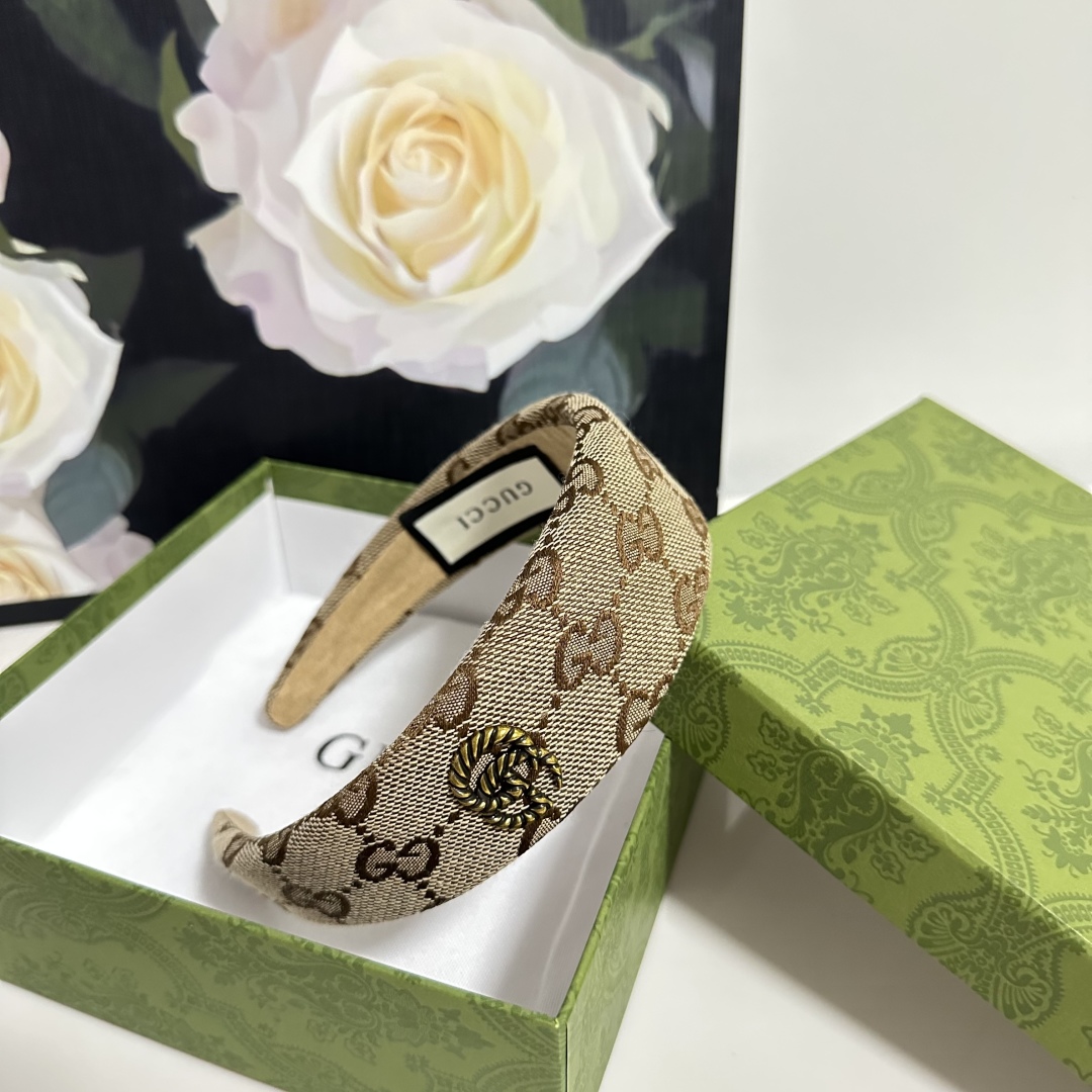 配专柜包装
Gucci（古驰）最新老花发箍
小仙女快入手
特殊材质 不嘞头
可盐可甜～