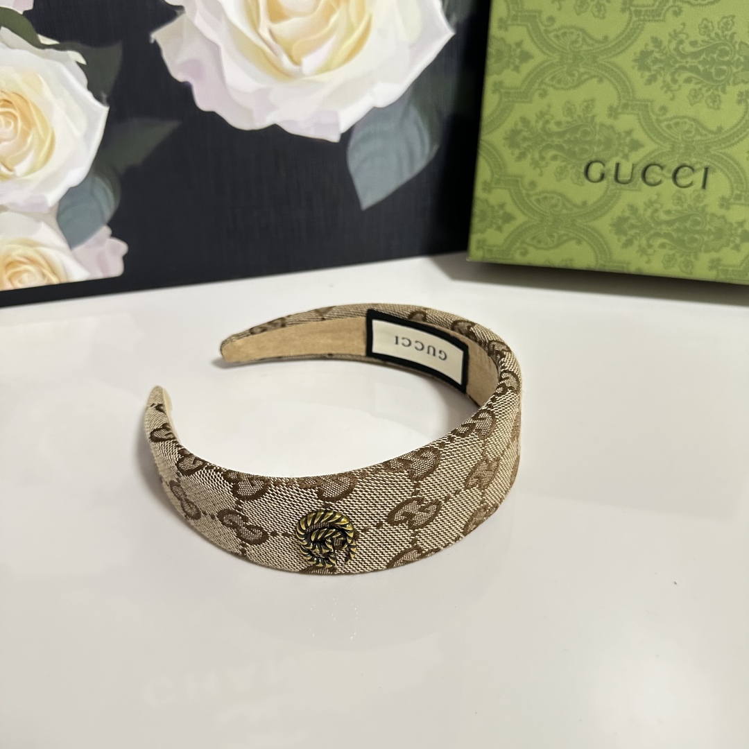  配专柜包装
Gucci（古驰）最新老花发箍
小仙女快入手
特殊材质 不嘞头
可盐可甜～