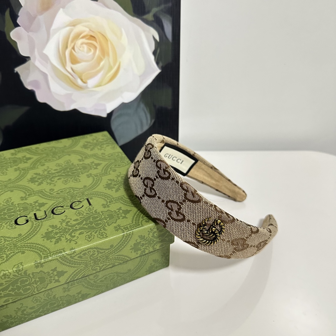  配专柜包装
Gucci（古驰）最新老花发箍
小仙女快入手
特殊材质 不嘞头
可盐可甜～