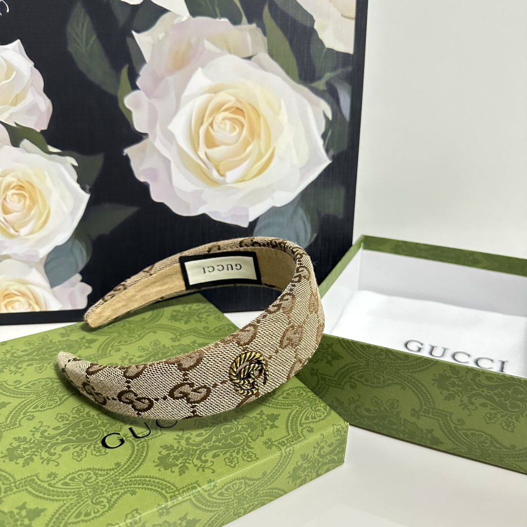  配专柜包装
Gucci（古驰）最新老花发箍
小仙女快入手
特殊材质 不嘞头
可盐可甜～