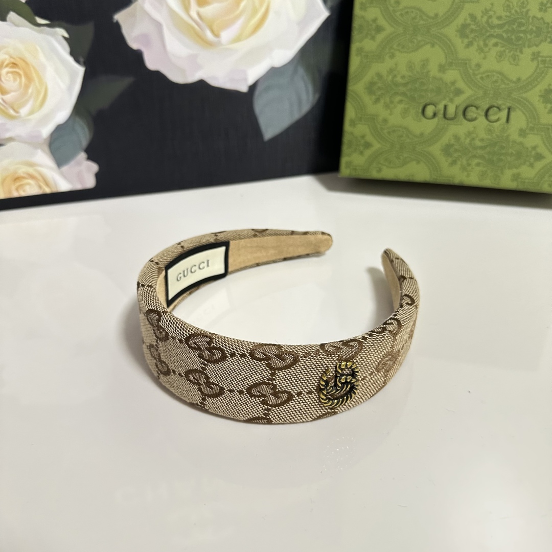  配专柜包装
Gucci（古驰）最新老花发箍
小仙女快入手
特殊材质 不嘞头
可盐可甜～