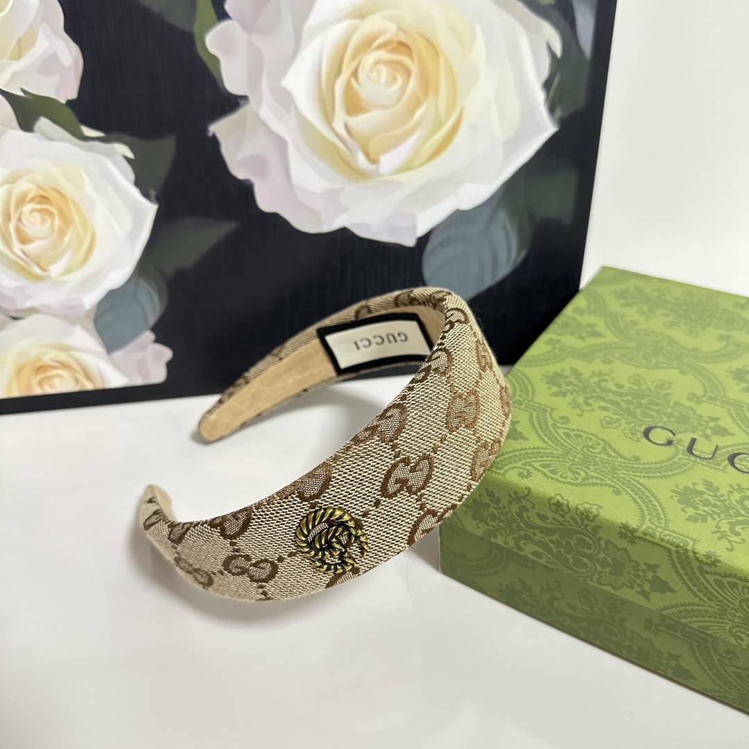  配专柜包装
Gucci（古驰）最新老花发箍
小仙女快入手
特殊材质 不嘞头
可盐可甜～
