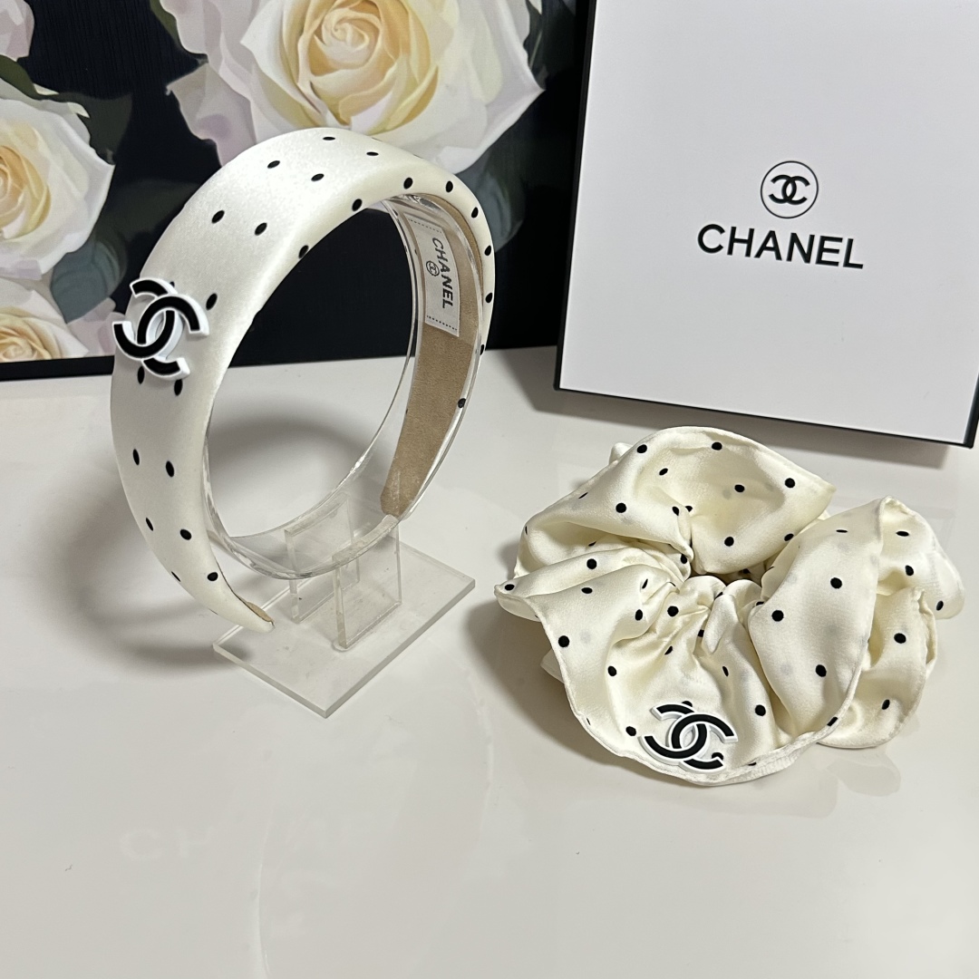  （两件套）配专柜包装 
Chanel（香奈儿）最新爆款来啦✨💫小香风两件套发箍➕发圈
优雅的girl值