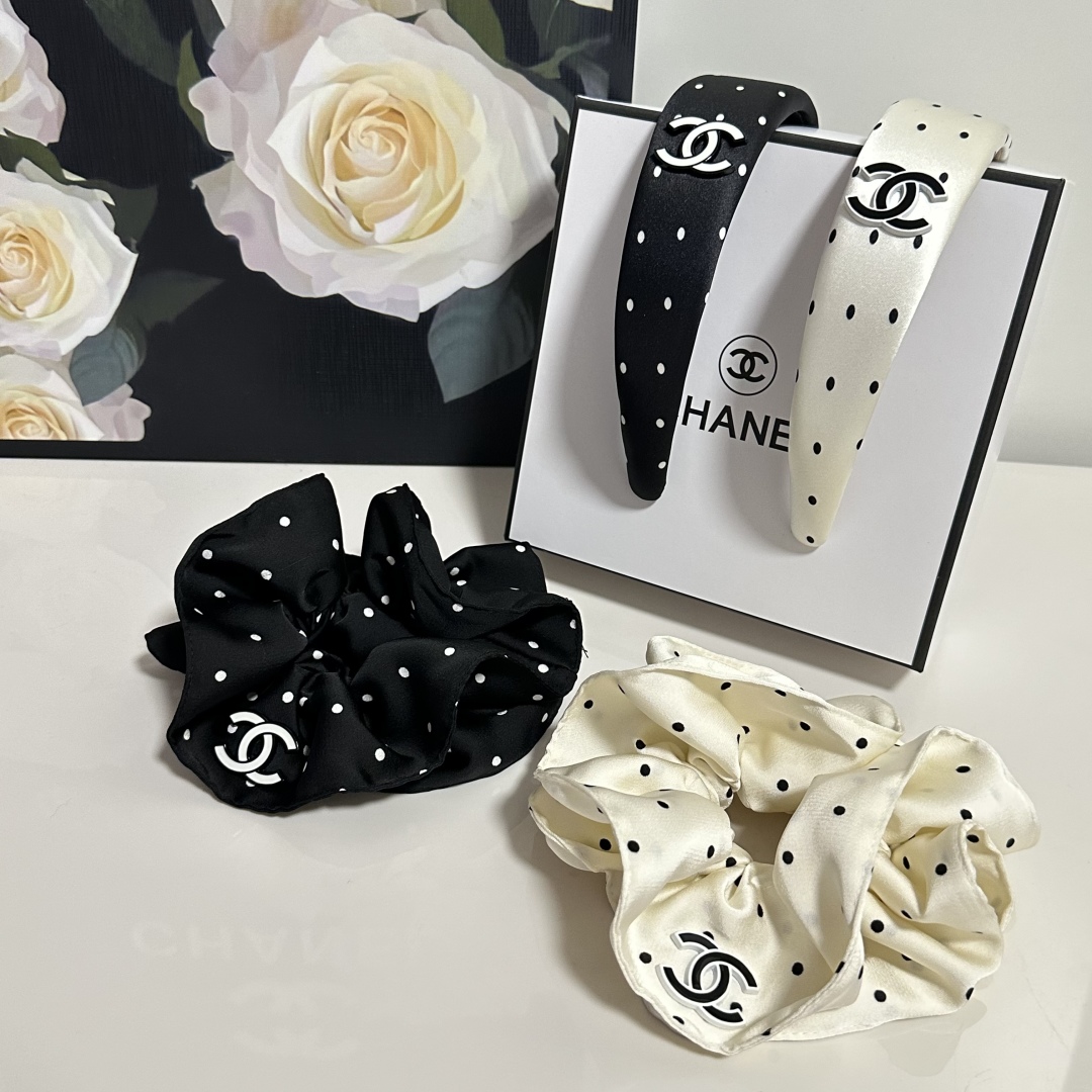  （两件套）配专柜包装 
Chanel（香奈儿）最新爆款来啦✨💫小香风两件套发箍➕发圈
优雅的girl值