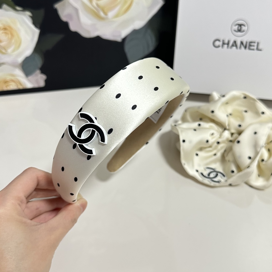  （两件套）配专柜包装 
Chanel（香奈儿）最新爆款来啦✨💫小香风两件套发箍➕发圈
优雅的girl值