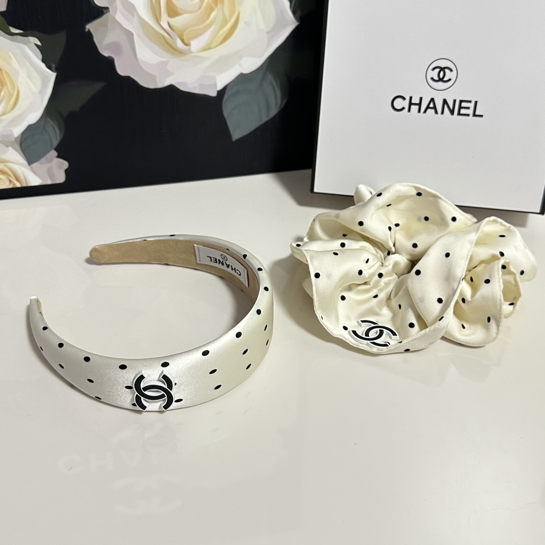  （两件套）配专柜包装 
Chanel（香奈儿）最新爆款来啦✨💫小香风两件套发箍➕发圈
优雅的girl值