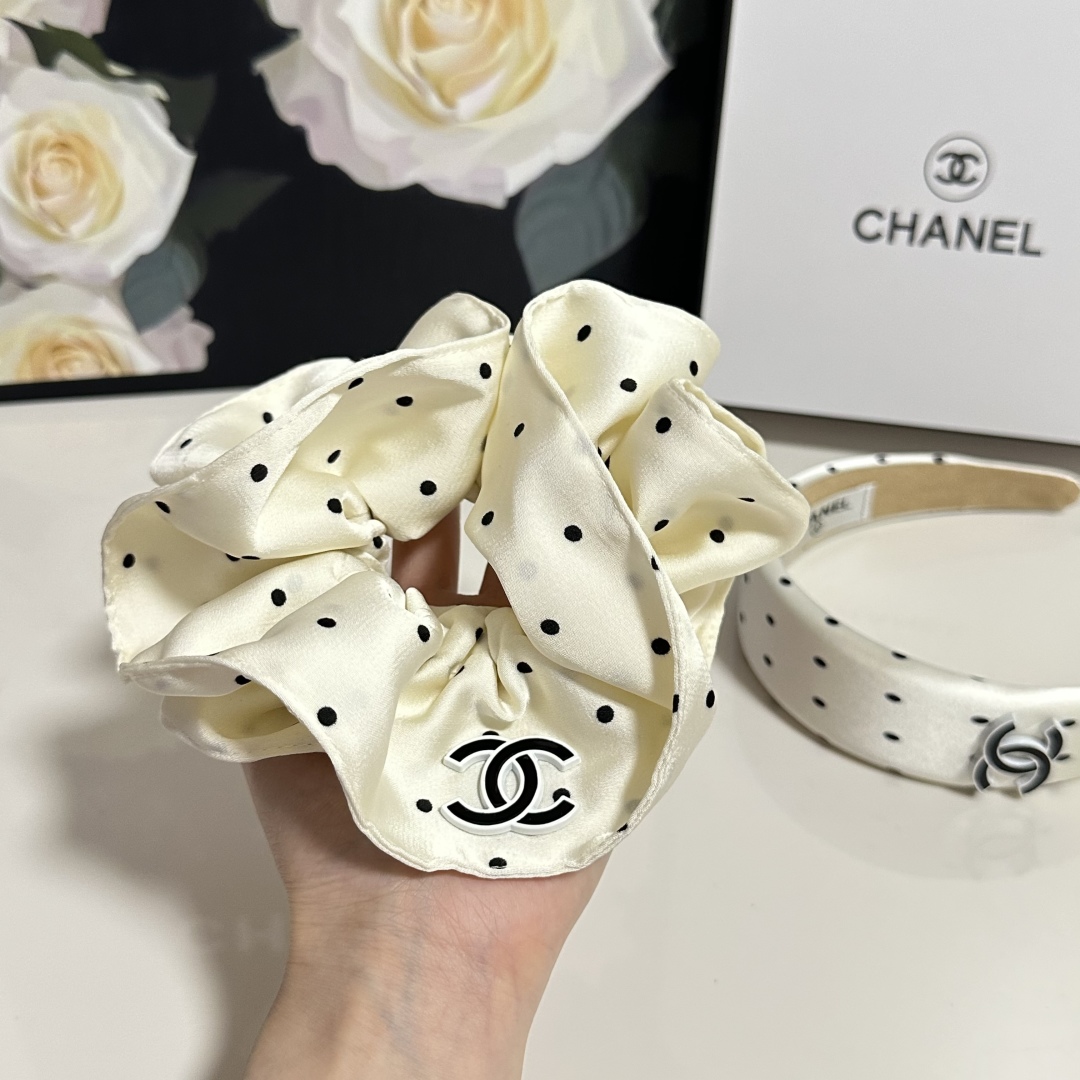 （两件套）配专柜包装 
Chanel（香奈儿）最新爆款来啦✨💫小香风两件套发箍➕发圈
优雅的girl值