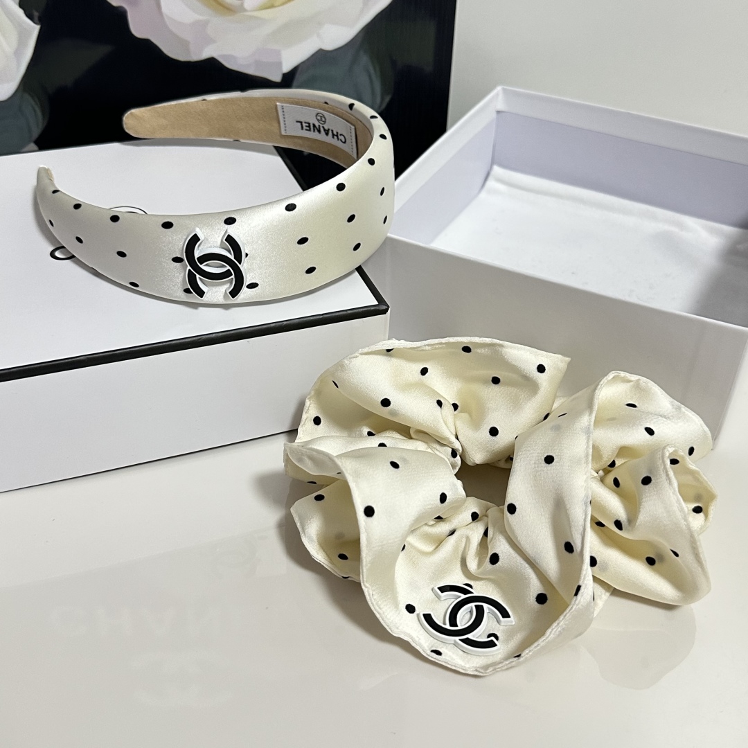  （两件套）配专柜包装 
Chanel（香奈儿）最新爆款来啦✨💫小香风两件套发箍➕发圈
优雅的girl值
