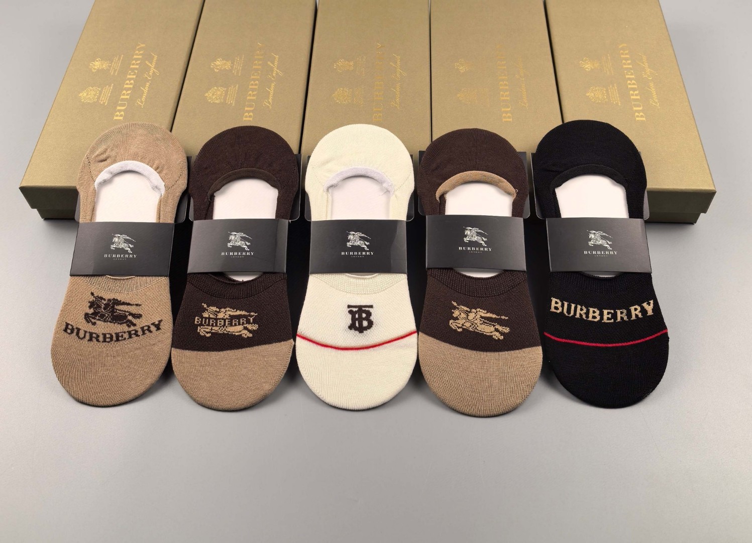   💛配专柜包装
Burberry(巴宝莉)新款船袜隐形袜堆堆袜袜子！一盒五双，专柜同步筒袜袜子，💛大牌