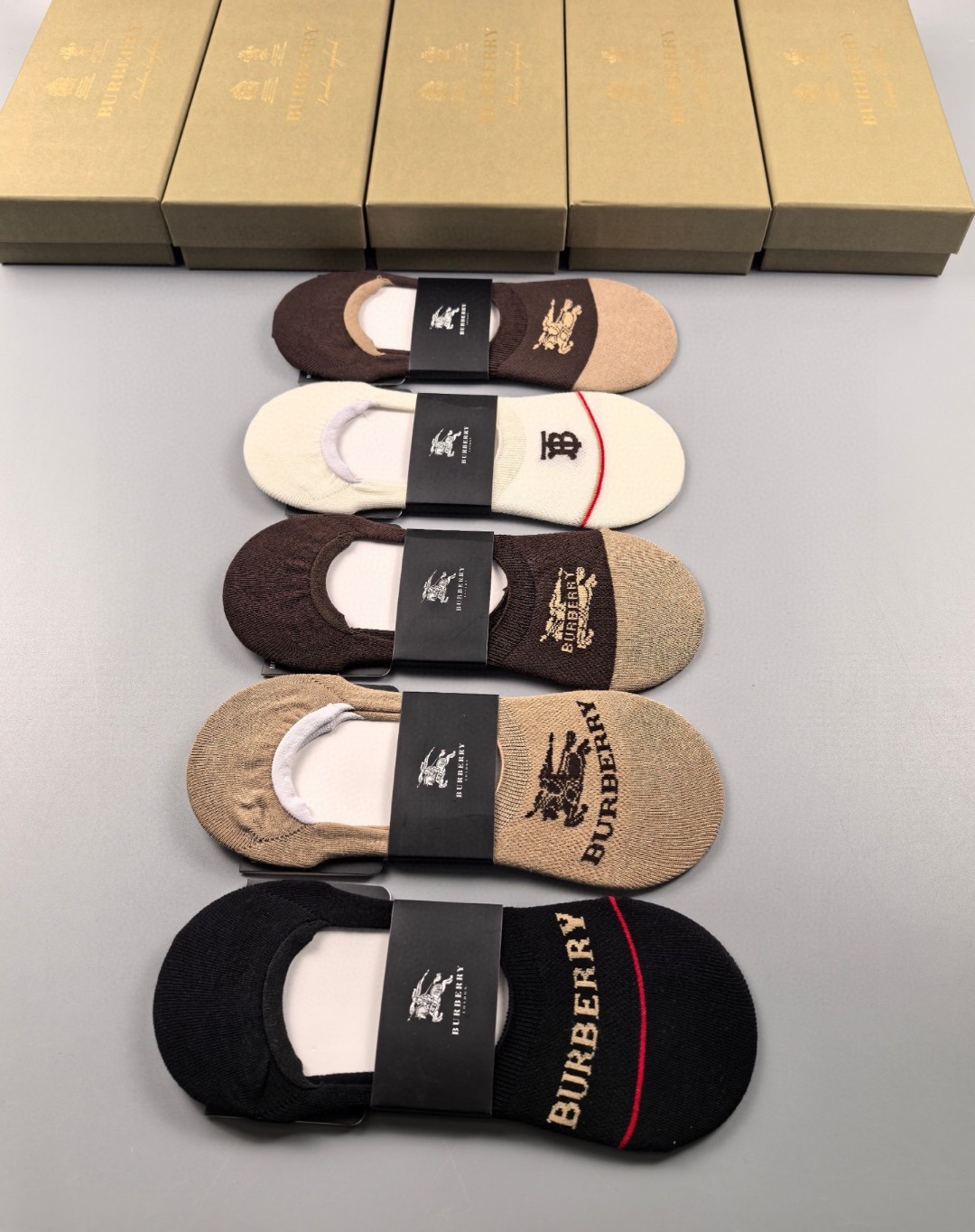   💛配专柜包装
Burberry(巴宝莉)新款船袜隐形袜堆堆袜袜子！一盒五双，专柜同步筒袜袜子，💛大牌