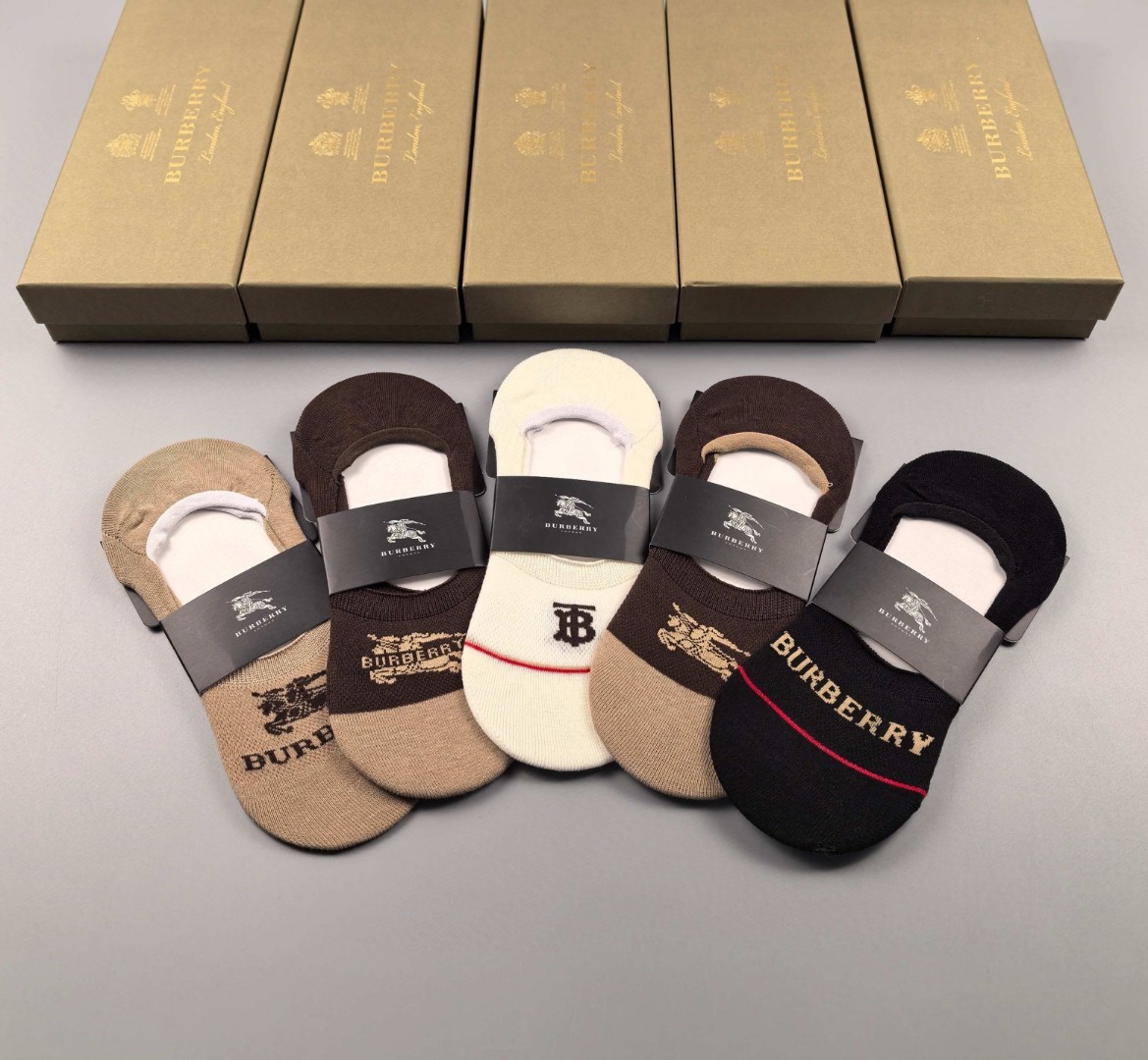   💛配专柜包装
Burberry(巴宝莉)新款船袜隐形袜堆堆袜袜子！一盒五双，专柜同步筒袜袜子，💛大牌