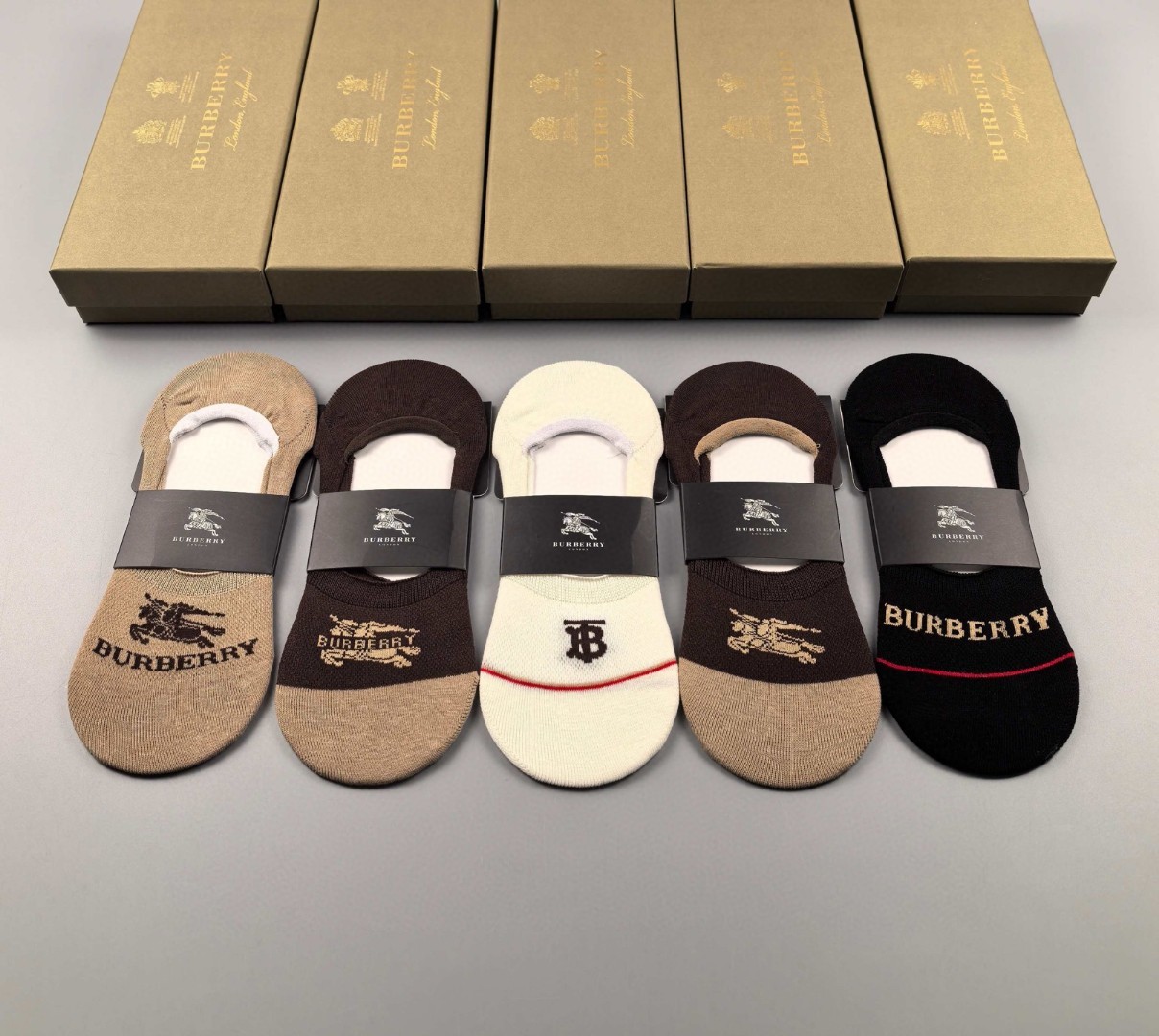   💛配专柜包装
Burberry(巴宝莉)新款船袜隐形袜堆堆袜袜子！一盒五双，专柜同步筒袜袜子，💛大牌