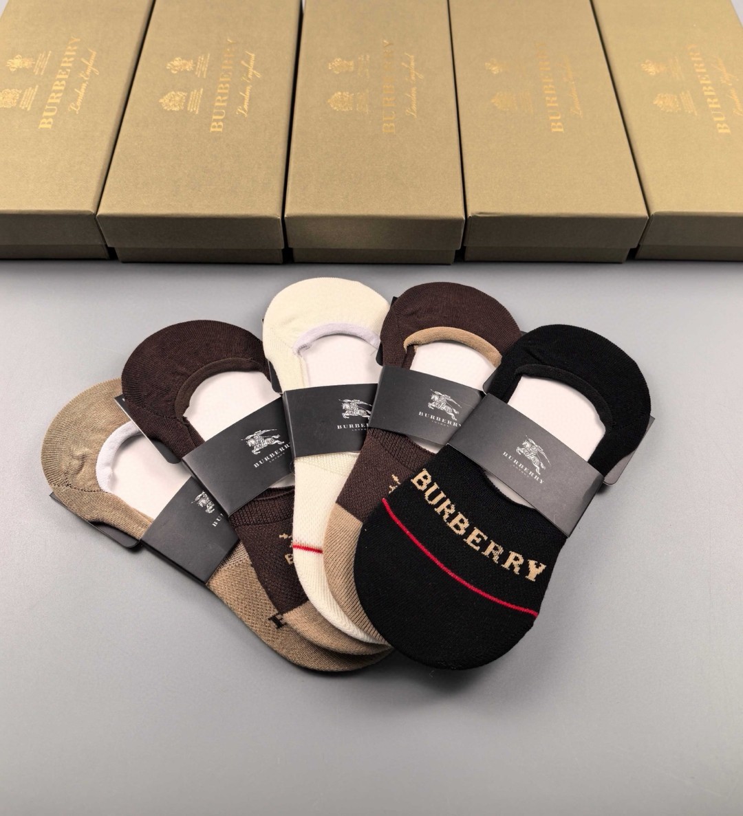   💛配专柜包装
Burberry(巴宝莉)新款船袜隐形袜堆堆袜袜子！一盒五双，专柜同步筒袜袜子，💛大牌