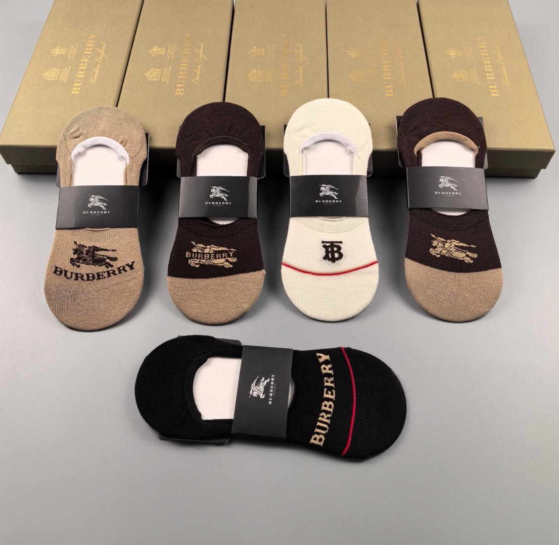   💛配专柜包装
Burberry(巴宝莉)新款船袜隐形袜堆堆袜袜子！一盒五双，专柜同步筒袜袜子，💛大牌