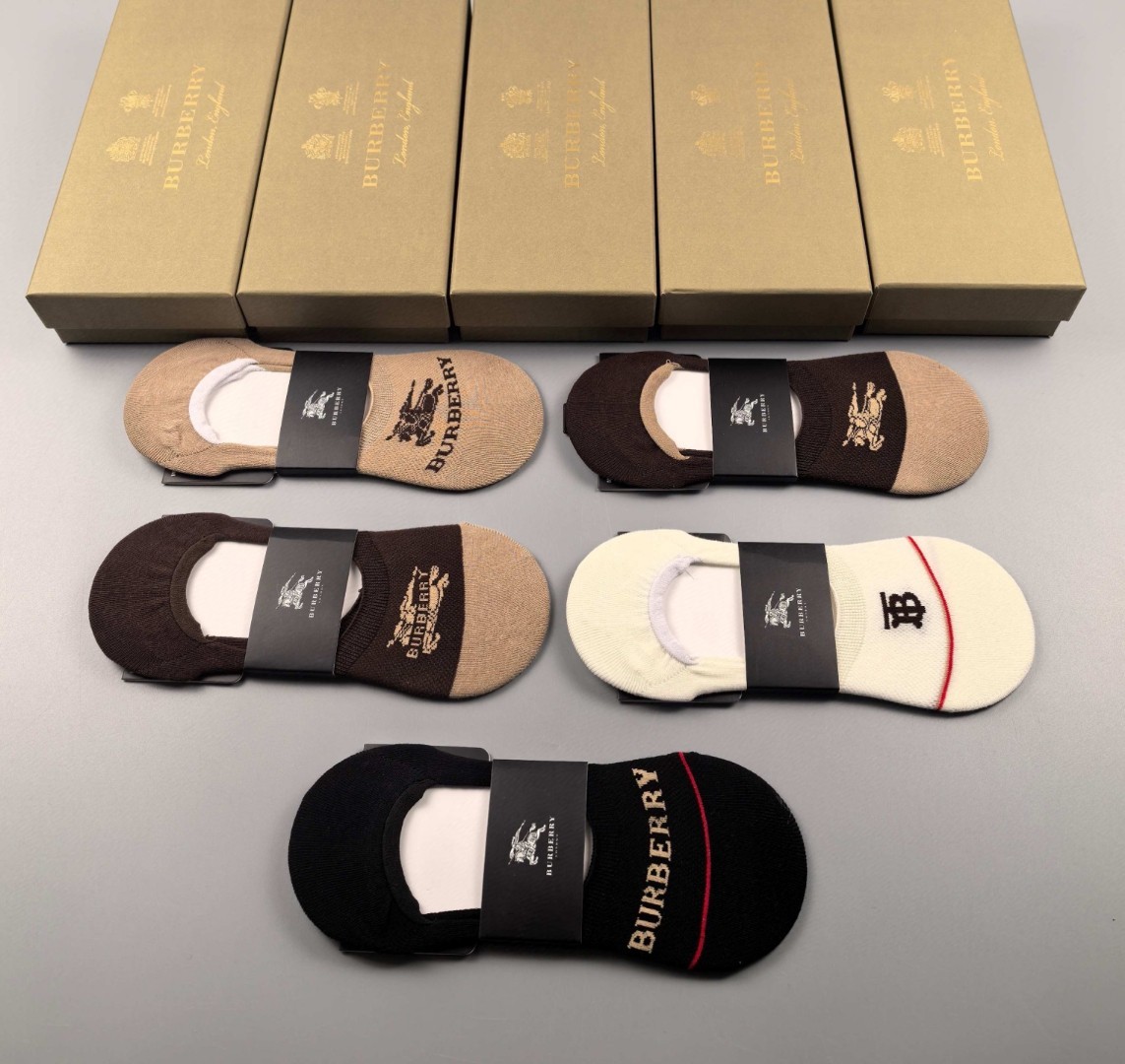   💛配专柜包装
Burberry(巴宝莉)新款船袜隐形袜堆堆袜袜子！一盒五双，专柜同步筒袜袜子，💛大牌