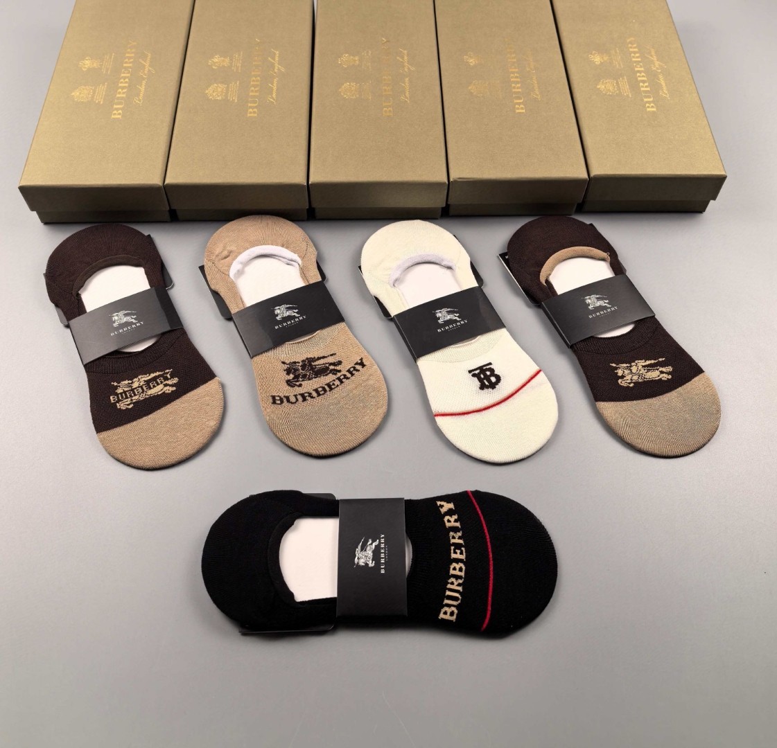   💛配专柜包装
Burberry(巴宝莉)新款船袜隐形袜堆堆袜袜子！一盒五双，专柜同步筒袜袜子，💛大牌